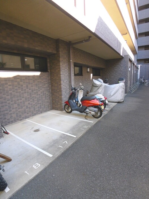 物件外観写真5　(バイク置き場)
