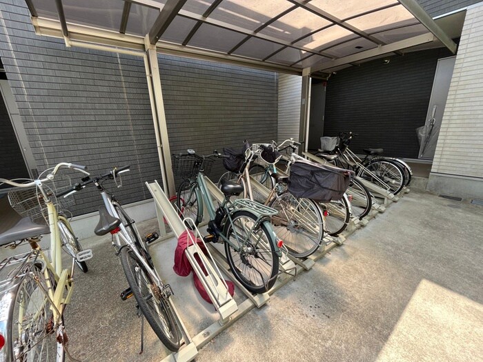物件外観写真4　(駐輪場)