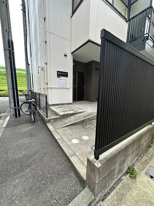物件外観写真2　(エントランス部分)