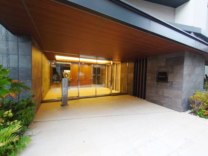 物件外観写真6　(エントランス部分)