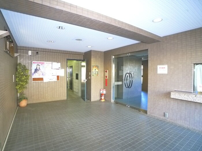 物件外観写真3　(エントランス部分)