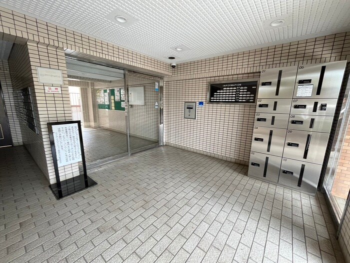 物件外観写真3　(エントランス部分)