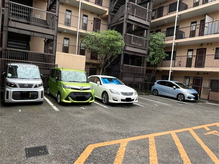 物件外観写真5　(駐車場)