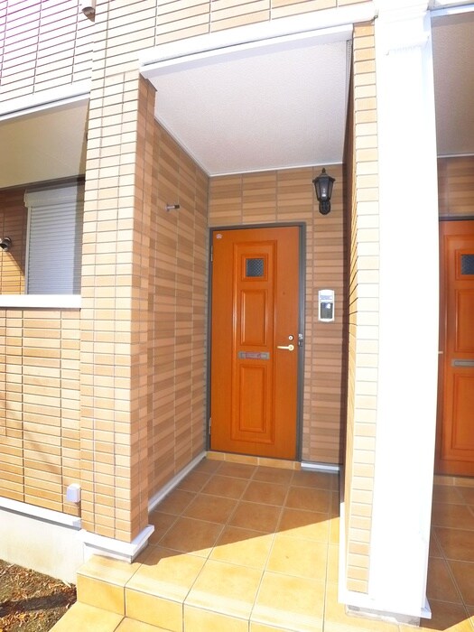 物件外観写真2　(エントランス部分)