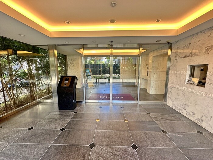 物件外観写真4　(エントランス部分)