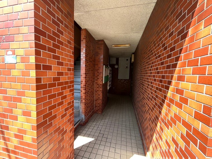 物件外観写真3　(エントランス部分)