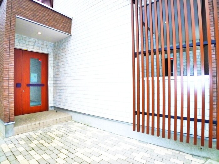 物件外観写真3　(エントランス部分)