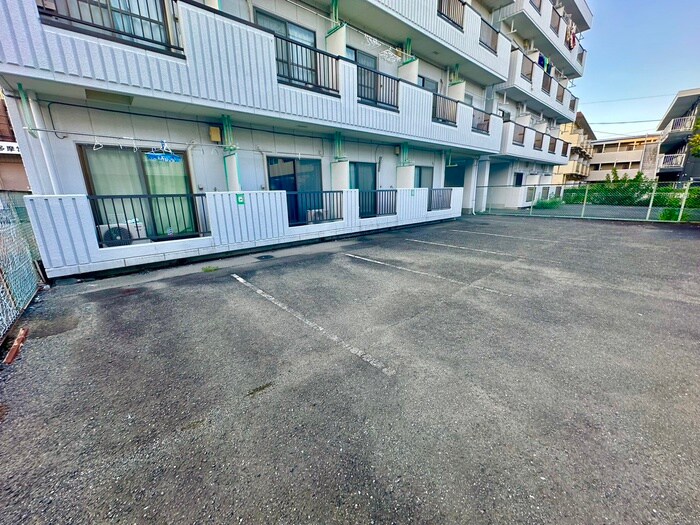 物件外観写真4　(駐車場)