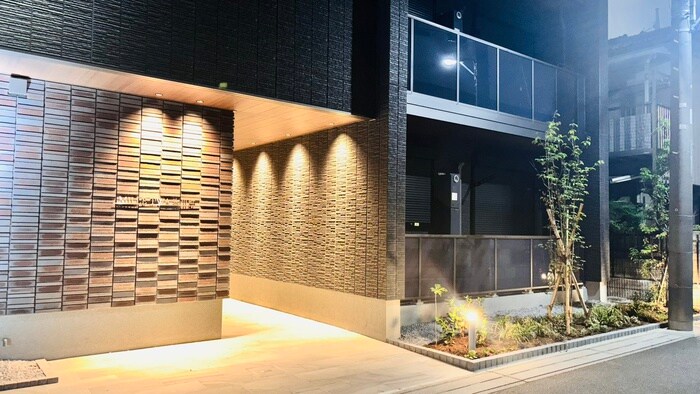 物件外観写真2　(エントランス部分)