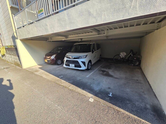 物件外観写真3　(駐車場)