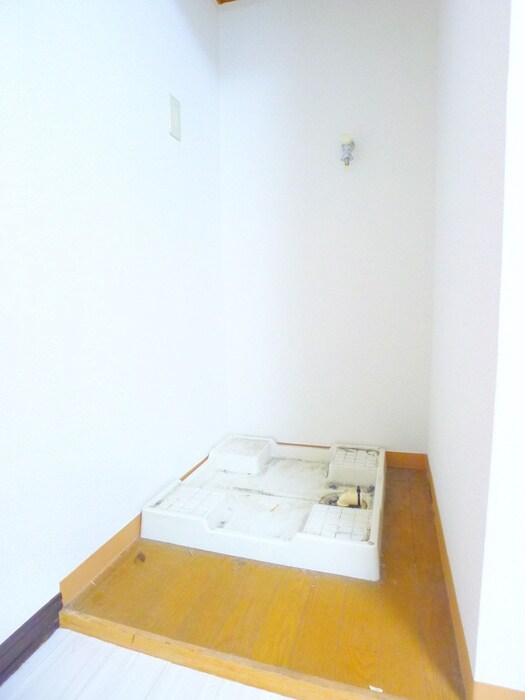 物件内観写真12　(洗濯機置場)