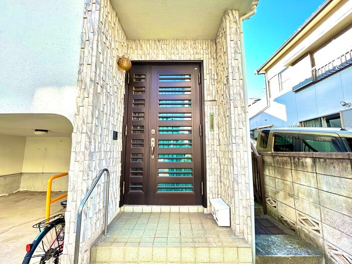 物件外観写真2　(エントランス部分)