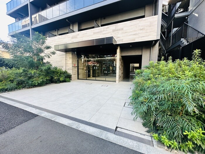 物件外観写真2　(エントランス部分)