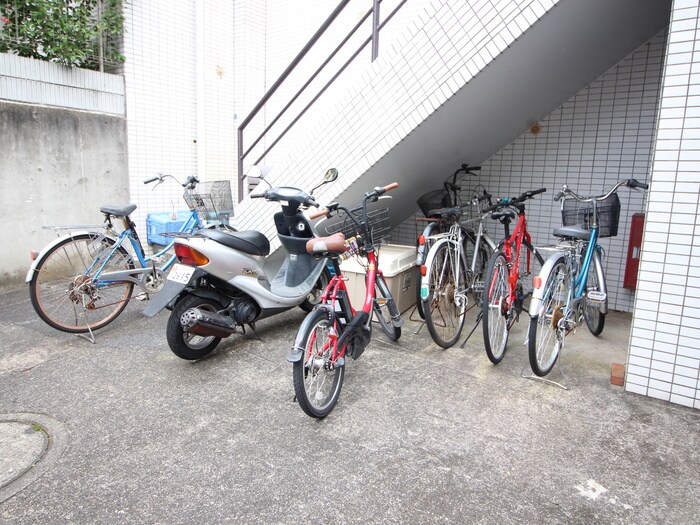 物件外観写真4　(駐輪場)
