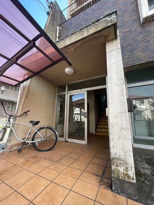 物件外観写真6　(エントランス部分)