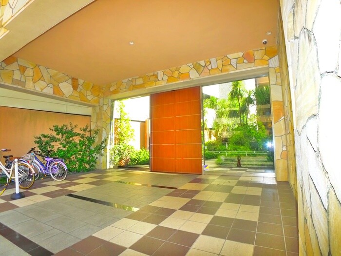 物件外観写真3　(エントランス部分)