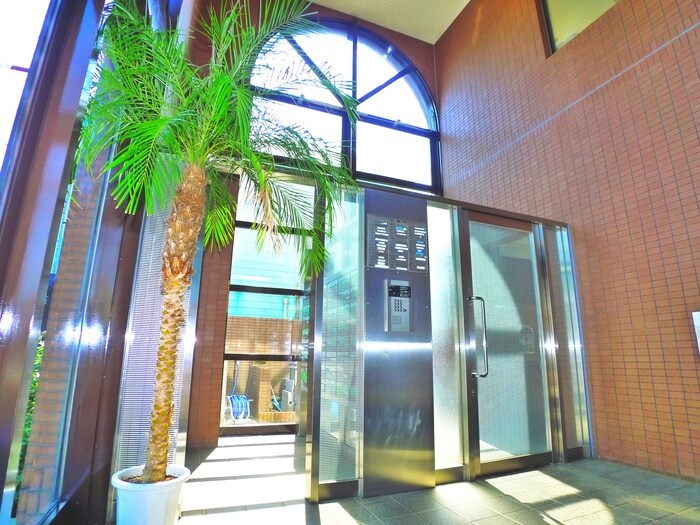 物件外観写真2　(エントランス部分)