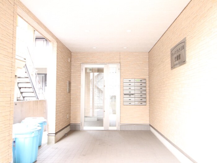 物件外観写真2　(エントランス部分)