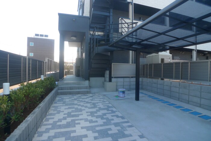 物件外観写真2　(エントランス部分)