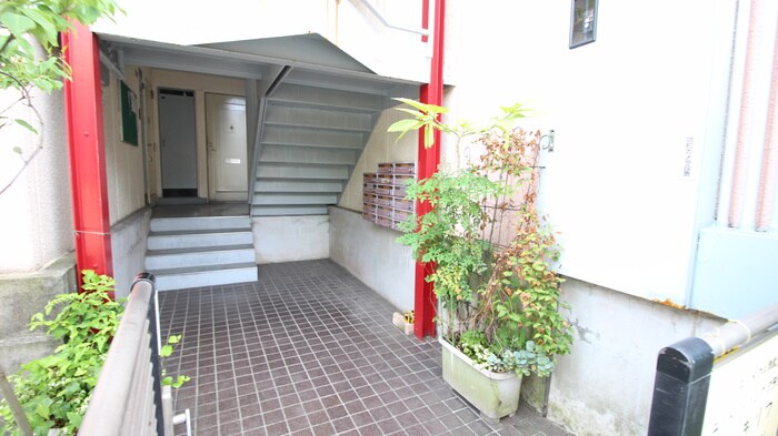 物件外観写真3　(エントランス部分)