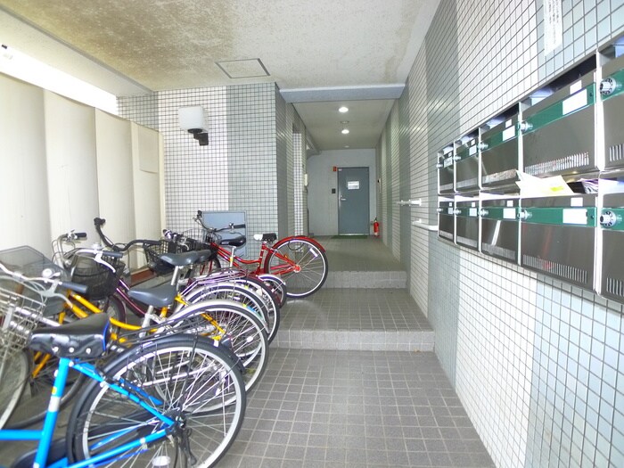 物件外観写真3　(エントランス部分)