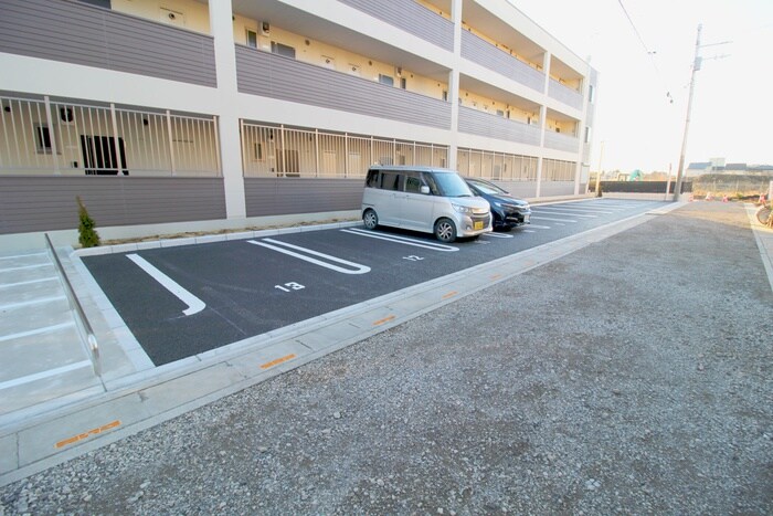 物件外観写真4　(駐車場)