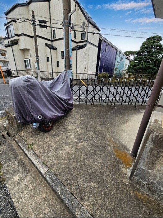 物件外観写真5　(バイク置き場)