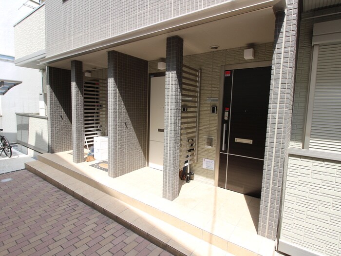 物件外観写真3　(エントランス部分)