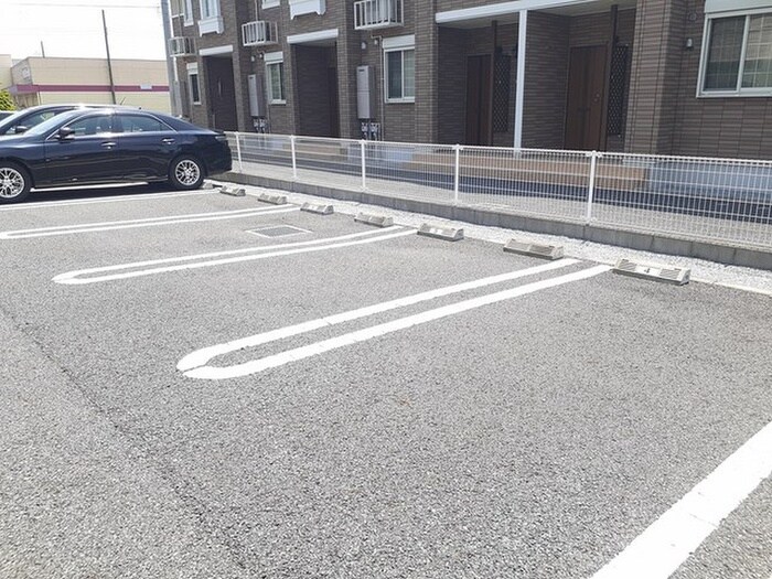 物件外観写真3　(駐車場)