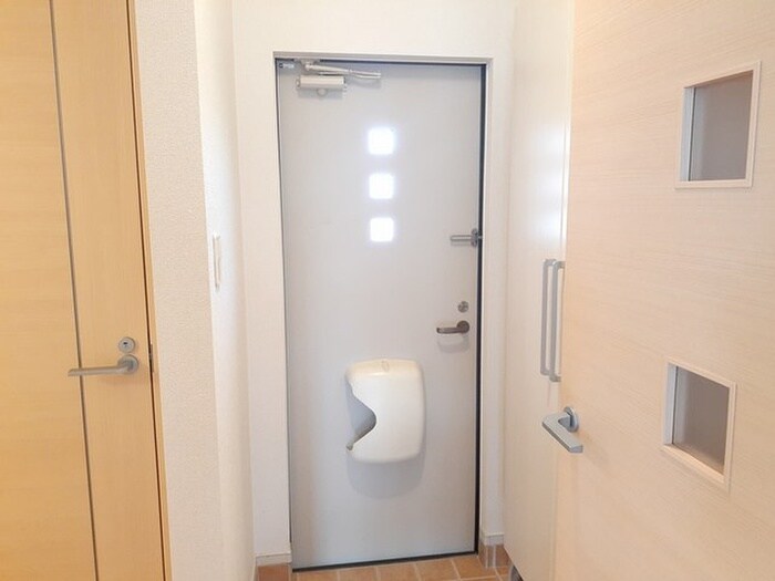 物件内観写真8　(玄関)