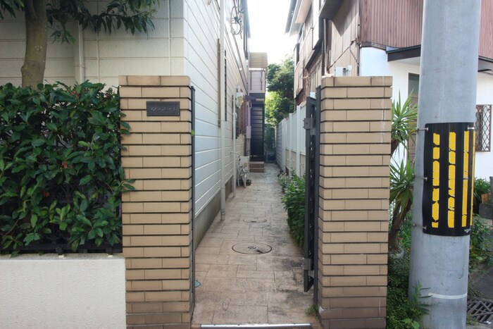 物件外観写真2　(エントランス部分)