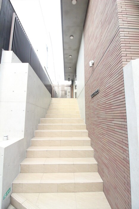 物件外観写真4　(エントランス部分)