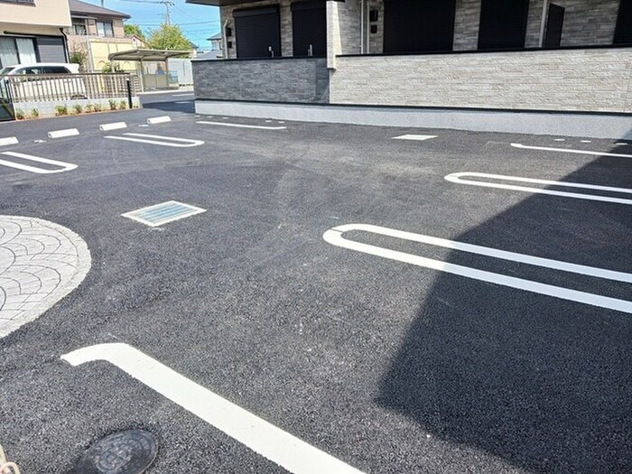物件外観写真3　(駐車場)