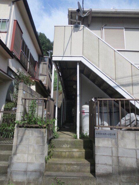 物件外観写真3　(エントランス部分)