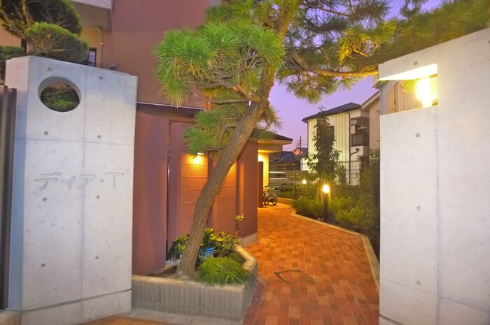 物件外観写真3　(エントランス部分)