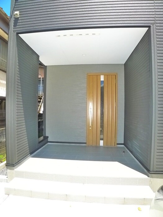 物件外観写真5　(エントランス部分)