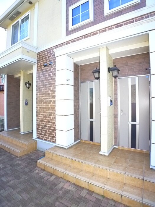 物件外観写真3　(エントランス部分)