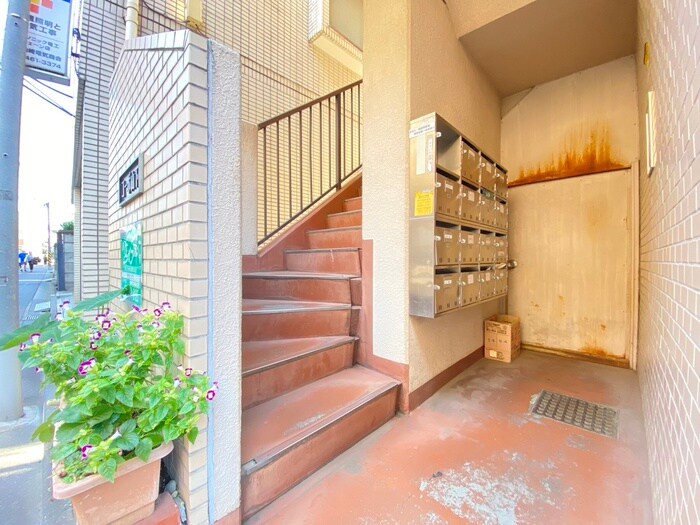 物件外観写真3　(エントランス部分)