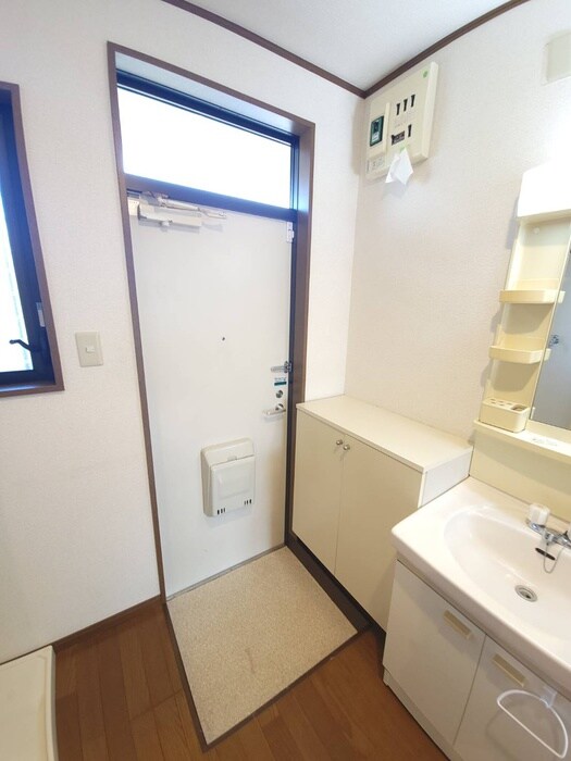 物件内観写真16　(玄関)