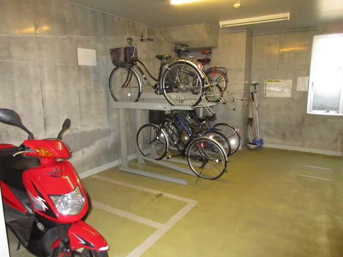 物件外観写真4　(駐輪場)