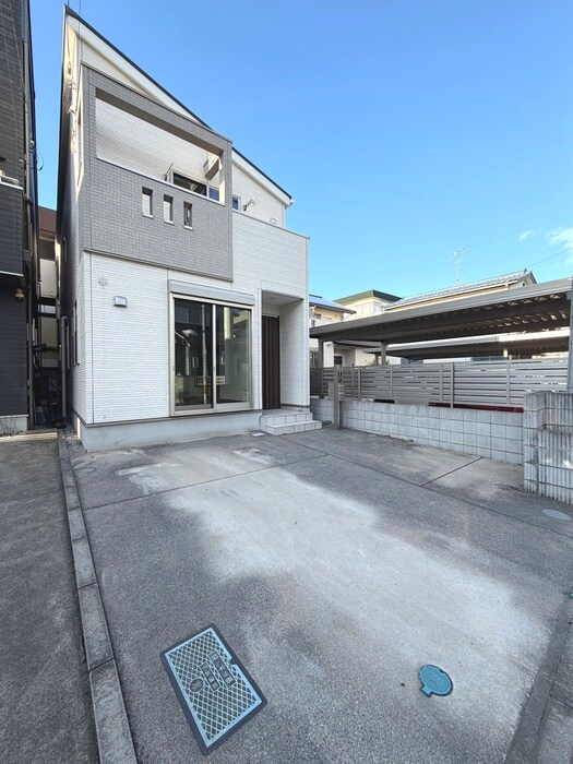 物件外観写真3　(駐車場)