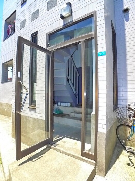 物件外観写真4　(エントランス部分)