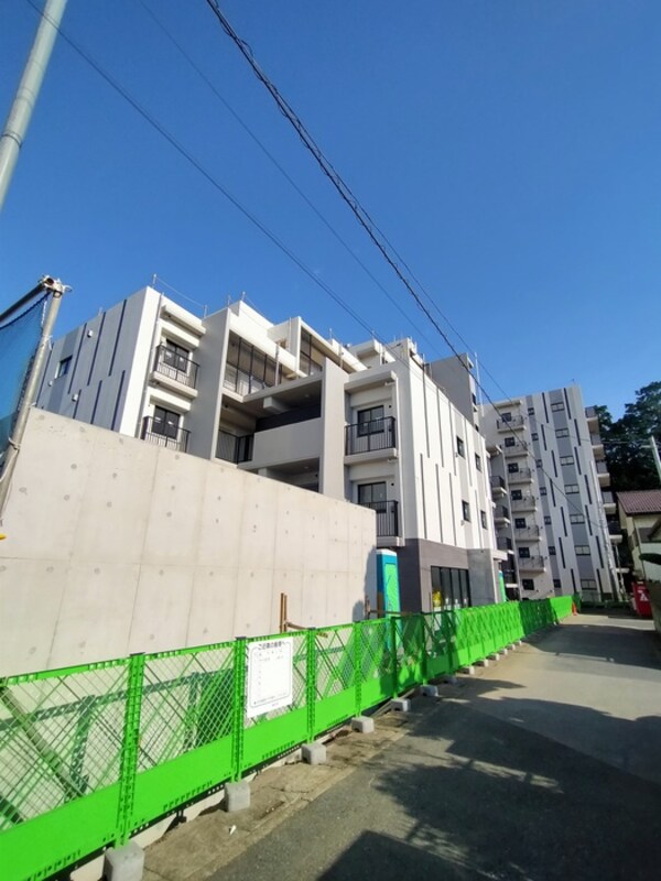 建築中