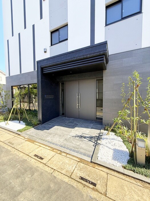 物件外観写真3　(エントランス部分)