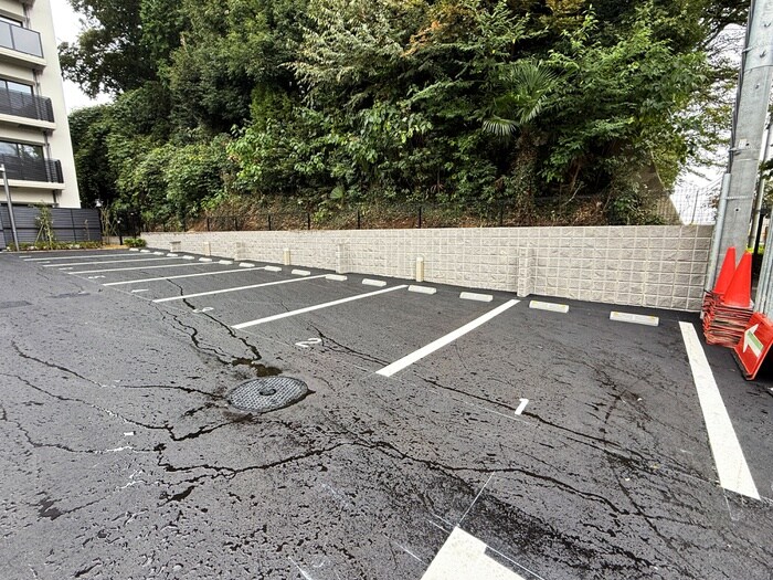 物件外観写真6　(駐車場)