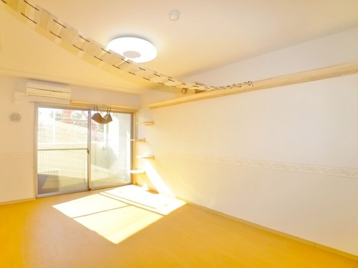 物件内観写真8　(室内からの展望)