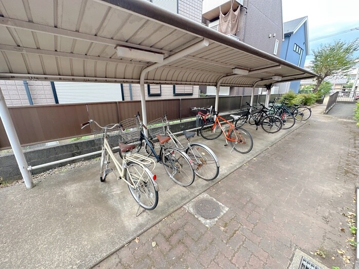 物件外観写真4　(駐輪場)
