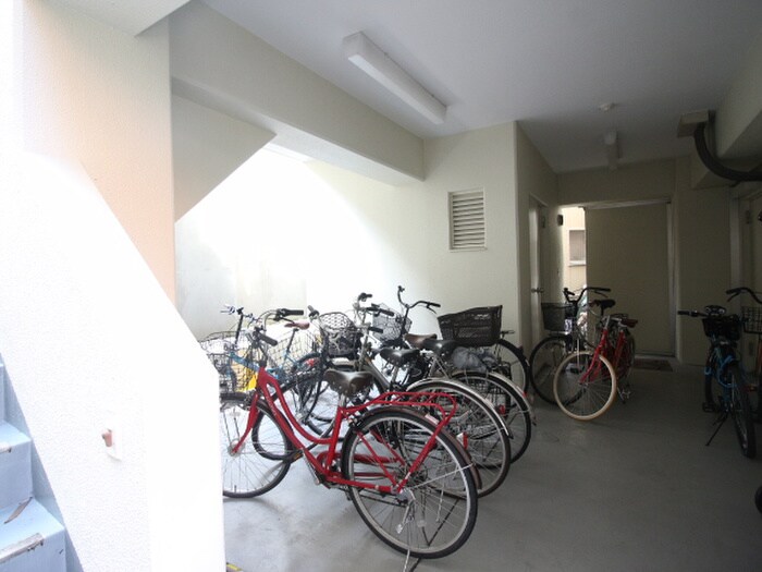 物件外観写真4　(駐輪場)