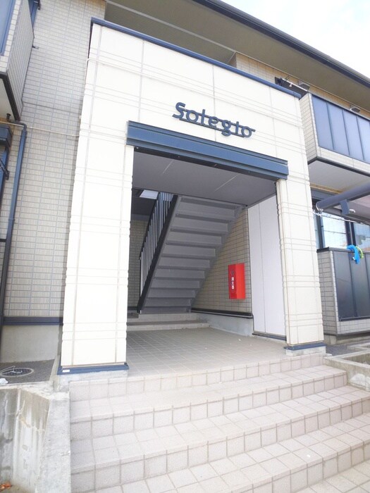 物件外観写真3　(エントランス部分)