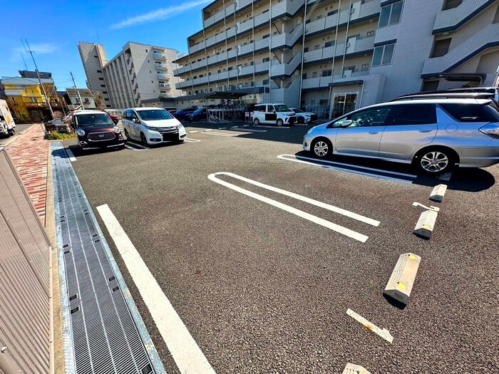 物件外観写真4　(駐車場)